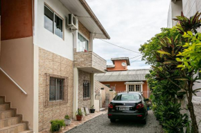 Apart 2 dormit. em pátio familiar